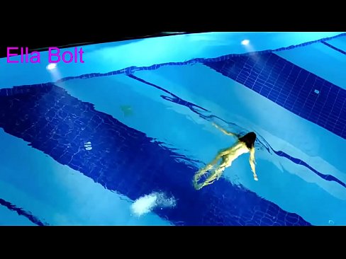 ❤️ Ich kann nicht aufhören zuzusehen, junge Blondine beim Nacktschwimmen im Pool des ELLA BOLT Resorts erwischt ️❌ Sex video bei uns ️❤