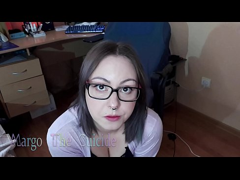 ❤️ Sexy Girl mit Brille saugt Dildo tief vor der Kamera ️❌ Sex video bei uns ️❤