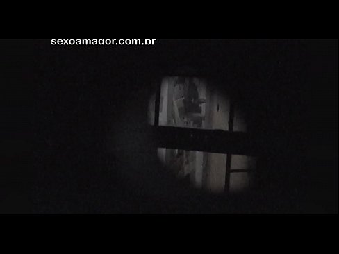❤️ Blondie wird heimlich von einem Voyeur aus der Nachbarschaft gefilmt, der sich hinter Hohlblocksteinen versteckt ️❌ Sex video bei uns ️❤